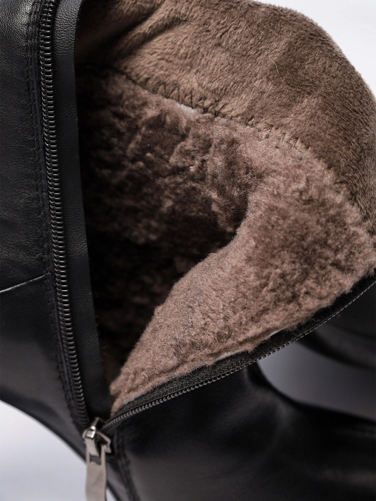 Сапоги черного цвета на высоком каблуке